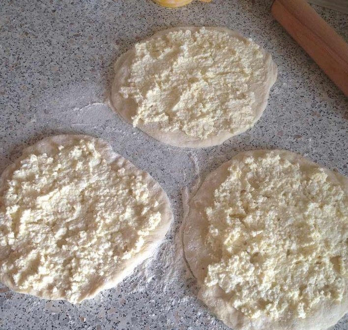 1. Этап. Хачапури с брынзой: Из теста формируем лепешки и выкладываем начинку.