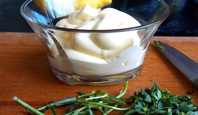 1. Этап. Салат Новогоднее настроение: Соус для этого салатика лучше приготовить заранее, чтобы он пропитался ароматами трав. Для соуса выложите в пиалу майонез. Тархун вымойте и очень мелко нарубите ножом. Положите его в пиалу с майонезом.