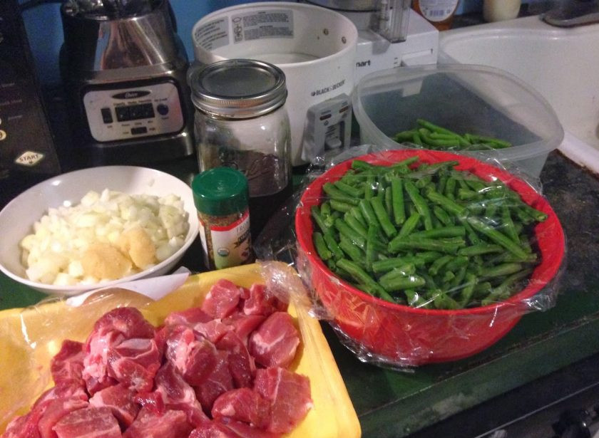 1. Этап. Свинина, тушенная с зеленой фасолью: Подготовьте все ингредиенты: лук и чеснок измельчите, свинину порежьте небольшими кубиками, фасоль вымойте, просушите и нарежьте кусочками.