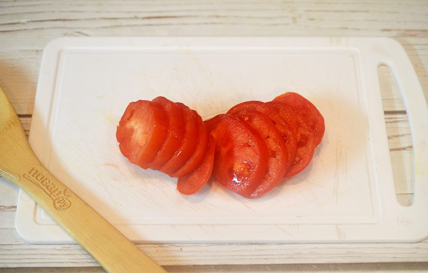 1. Этап. Лосось, запеченный с овощами: 9. Помидоры нарежьте кружками и выложите на батат.