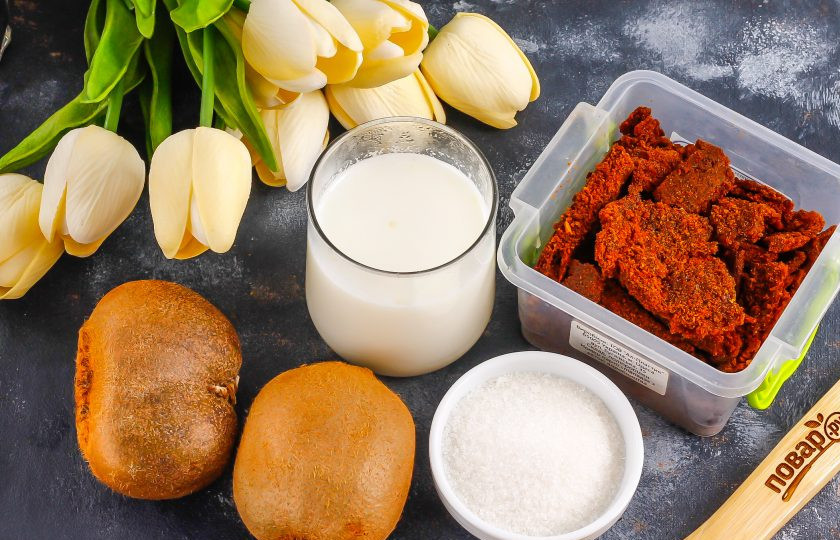 1. Этап. Трайфл с киви: Подготовьте указанные ингредиенты. Вместо сметаны можно использовать сливки жирностью выше 35%.