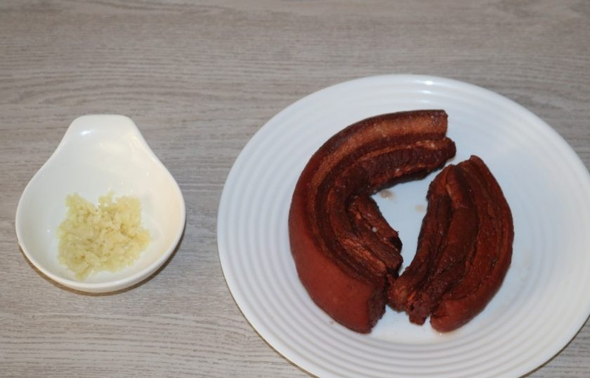 1. Этап. Подчеревок в луковой шелухе: Оставшийся чеснок мелко нарежьте или пропустите через чесночный пресс.