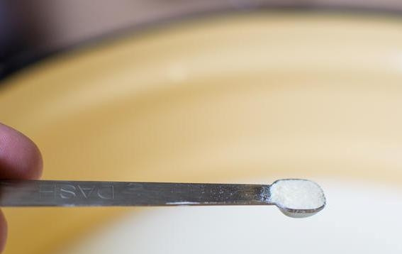 1. Этап. Сыр Маасдам: Молоко нагрейте до 32 градусов. Затем в него добавьте пропионовые бактерии, мезофильную культуру и закваски. Оставьте смесь на 15 минут.