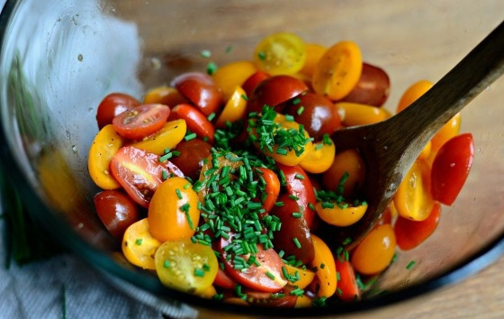 1. Этап. Тосты с маринованными помидорами: 3. Потом перемешайте помидоры с нарезанным луком, маслом и уксусом.