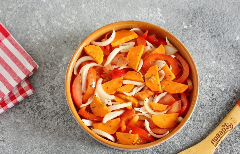 1. Этап. Рыбные стейки с овощами в духовке: Выложите овощи в жаропрочную форму.