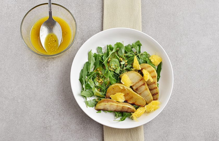 1. Этап. Салат из утки: Выложите ломтики обжаренной груши. У второй половинки апельсина вырежьте чистую мякоть без перегородок и добавьте к груше.