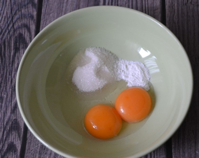 1. Этап. Японские панкейки: Добавьте к желткам 20 грамм сахара, разрыхлитель и ванильный сироп, взбейте.
