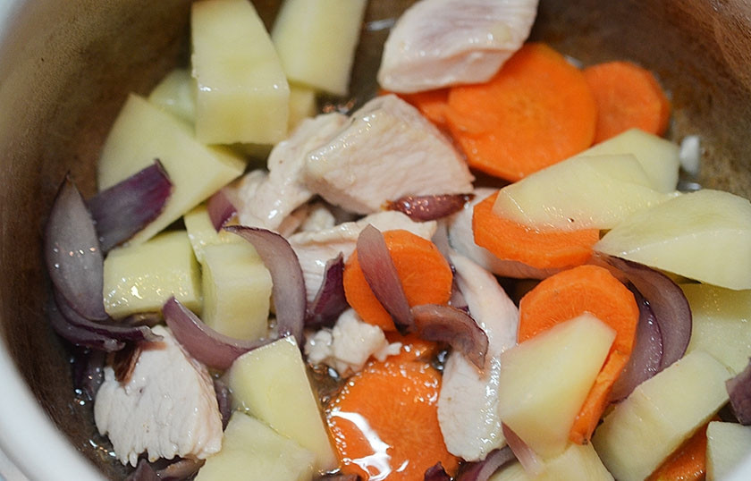 1. Этап. Рагу по-японски Никудзяга: Добавьте остальные овощи. Посолите, поперчите.