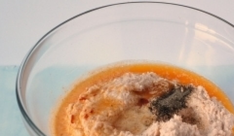 1. Этап. Паштет из куриной грудки: Посолите, поперчите и добавьте мускатный орех. В это время обжарьте до золотистого цвета мелко рубленный репчатый лук.