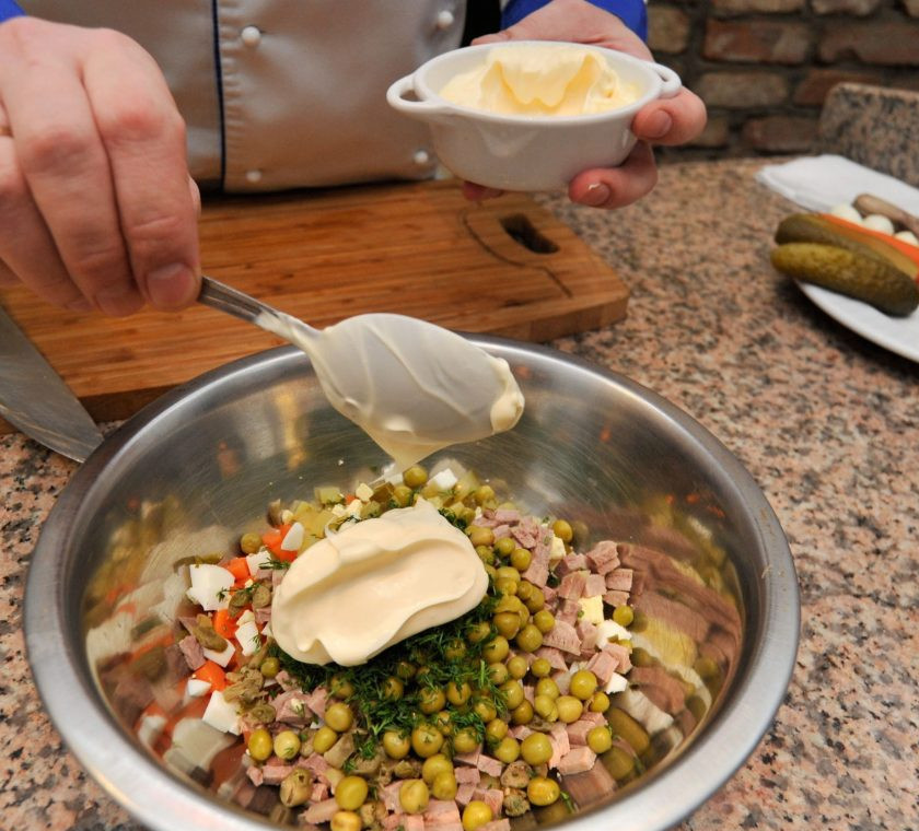 1. Этап. Салат с отварным языком: 3. Шинкуем язык и смешиваем все ингредиенты. Не забудьте добавить зеленый горошек. Добавьте майонез по вкусу.