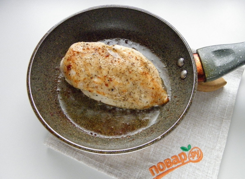 1. Этап. Шаурма (классический рецепт): Куриное филе посолите, поперчите, обжарьте на среднем огне под крышкой с двух сторон до готовности. Снимите с огня.