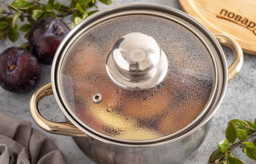 1. Этап. Компот из слив и яблок: Снимите с плиты, накройте крышкой и дайте компоту настояться 30-40 минут.