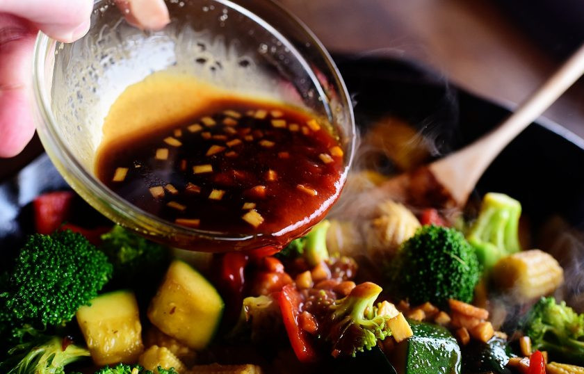 1. Этап. Овощной стир-фрай: 5. Залейте в овощи смесь с соевым соусом и протушите овощи до мягкости.