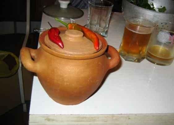 1. Этап. Запеканка Тбилисури в горшочках: Для приготовления нам понадобятся глиняные горшочки с крышкой - подобно таким, как на фото.