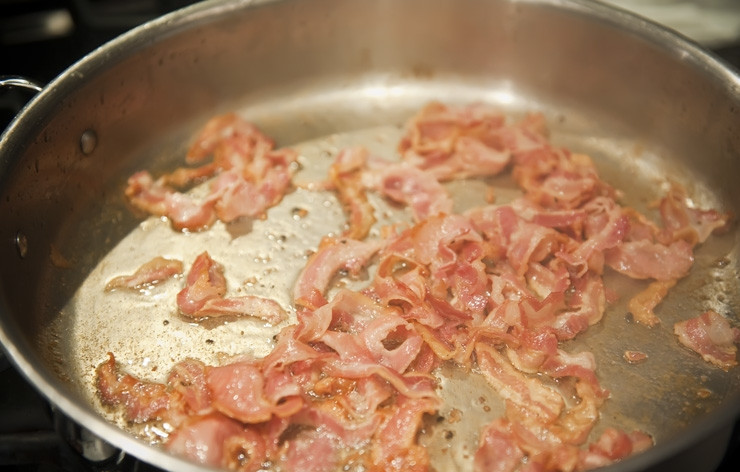 1. Этап. Карбонара со сливками: Готовый бекон откладываем в сторону, на отдельную тарелку.