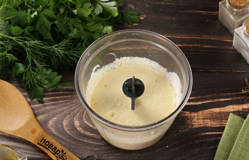 1. Этап. Деревенская пицца с творогом: Пока поднимается тесто подготовьте начинку. Соедините творог, яйцо и сметану. Измельчите в блендере до однородного состояния.