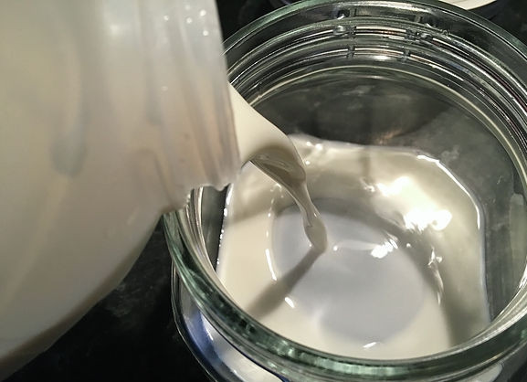 1. Этап. Овсянка в банке с отрубями и фруктами: 1. На дно банки налейте молоко.