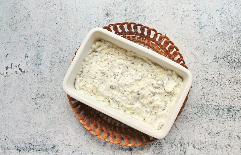 1. Этап. Минтай в сметане с маринованными огурцами: Нанесите сметанную смесь на всю рыбу ровным слоем.