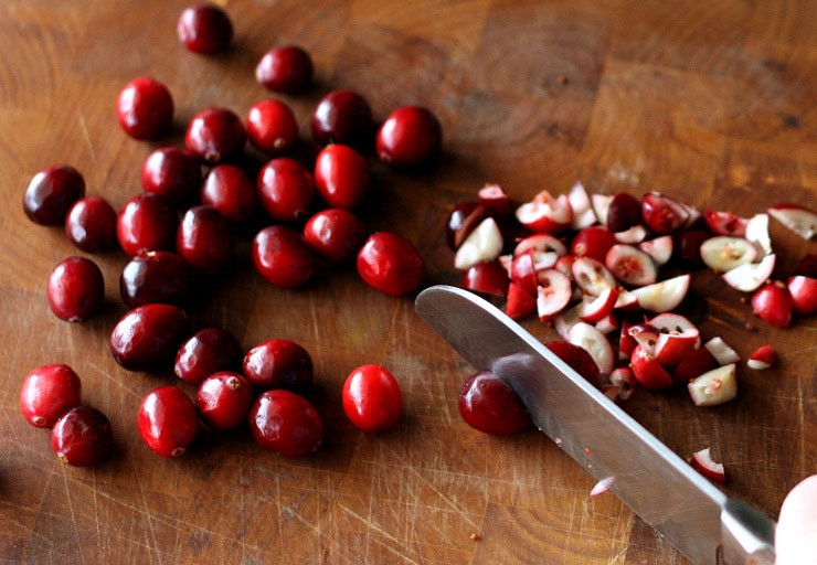 1. Этап. Масло с клюквой: 1. Клюкву промойте и измельчите.