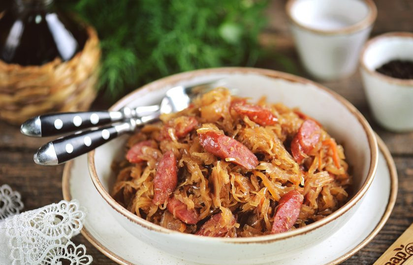 1. Этап. Бюргерская тушеная капуста: Готовую бюргерскую тушеную капусту подавайте как в горячем, так и в холодном виде. Приятного аппетита!