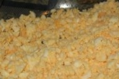 1. Этап. Холодник из свеклы на воде: Яйца измельчить.