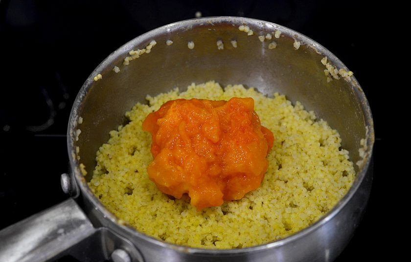 1. Этап. Тыквенная каша с изюмом: Добавьте тыквенное пюре, потушите еще 5 минут.