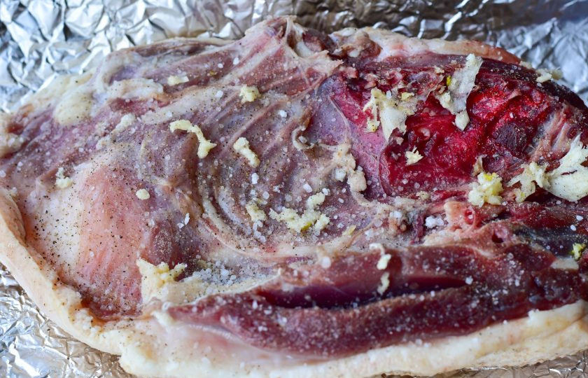 1. Этап. Утка в духовке с чесноком: Посолите и поперчите мясо с одной стороны.