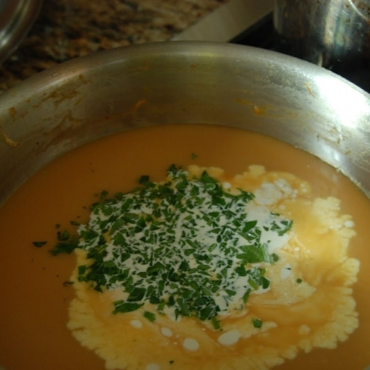 1. Этап. Курица с овощами в цитрусовом соусе: Возвращаем соус в жаровню, добавляем сливки, петрушку и специи. Слегка взбиваем.