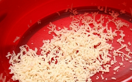 1. Этап. Хрен со свеклой: Хрен потереть на мелкой терке.