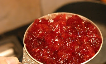 1. Этап. Свинина с вишневым соусом: Чеснок почистите, сложите в сотейник вместе с вишнями.