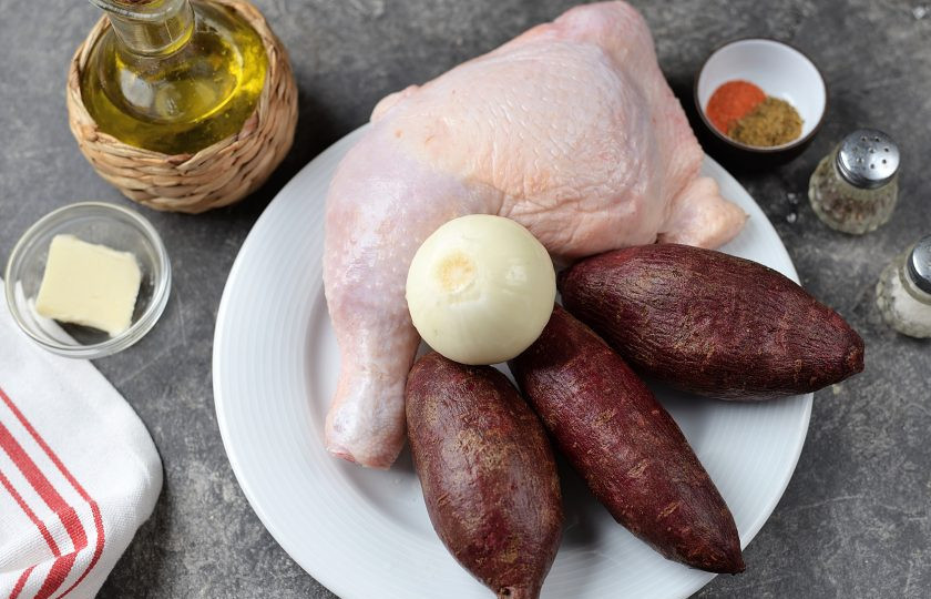 1. Этап. Батат с курицей в духовке: Возьмите необходимые ингредиенты. Куриный окорок помойте, уберите остатки перьев, лук почистите, помойте все под проточной водой.