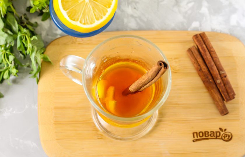 1. Этап. Тодди: Поместите в стакан палочку корицы - можно заменить ее молотой корицей, если такой пряности нет у вас в наличии. Влейте алкоголь. Можно использовать как коньяк, так бренди или виски - то, что найдется в ваших закромах.