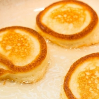 Пышные оладьи на кислом молоке без дрожжей