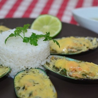 Мидии с сырно-чесночным соусом