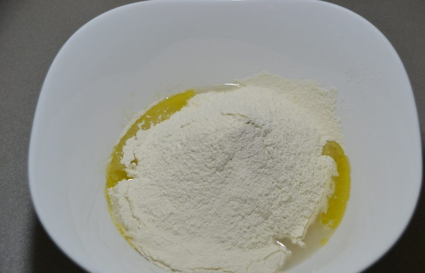 1. Этап. Пицца Миланская: Просейте муку.