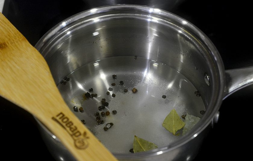 1. Этап. Маринованная брокколи: 4. Добавьте соль, сахар, доведите до кипения.