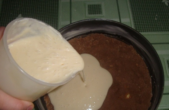 1. Этап. Мандариновый чизкейк: 4. Достаю из холодильника форму с песочной основой и выливаю только что приготовленную творожную массу.