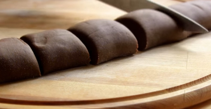 1. Этап. Шоколадный медовик Спартак: 4. Подпылите доску мукой, слегка обомните тесто руками. Затем сделайте колбаску и разделите на 7 частей.