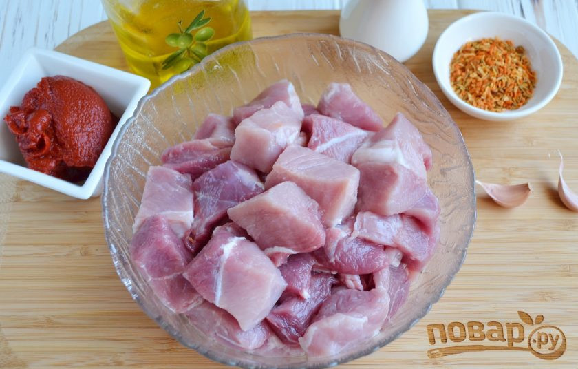 1. Этап. Плов на сковороде со свининой: Свинину порежьте небольшими кусочками.