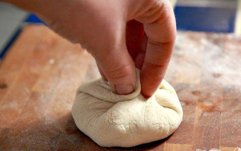 1. Этап. Булочки со свининой: 6. Взявшись за кончики, завернуть верхушку. Повторить процедуру с оставшимися кругами теста и начинкой.