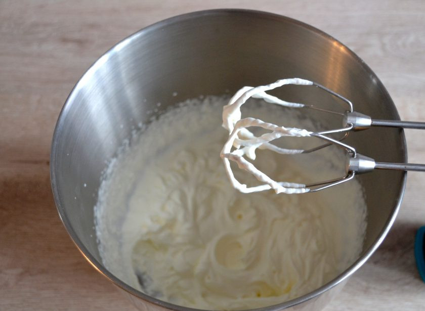 1. Этап. Торт Груши в карамели: Взбейте в пышную массу охлажденные сливки, уберите на время в холодильник.