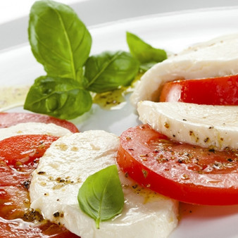 Томаты с моцареллой и базиликом