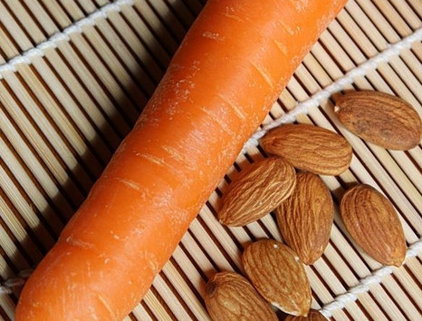 1. Этап. Морковное пюре для детей: 1. Очистите морковь и орешки.