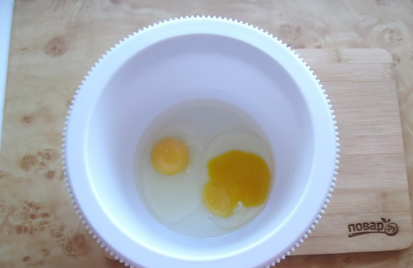 1. Этап. Яблочный пирог Фантазия: Приготовьте тесто для пирога. В миску разбейте яйца.