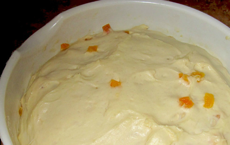 1. Этап. Сдобные булочки на кефире: Когда тесто поднимется, начинаем делать из него шарики. Формируем одинаковые шарики и кладем их в формочку для выпечки. Шарики накрываем чистым полотенцем, пускай они постоят еще полчасика.