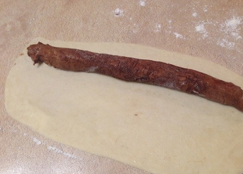 1. Этап. Леопардовый бриошь: 11. И теперь колбаску из теста с какао заворачиваем в белое тесто.