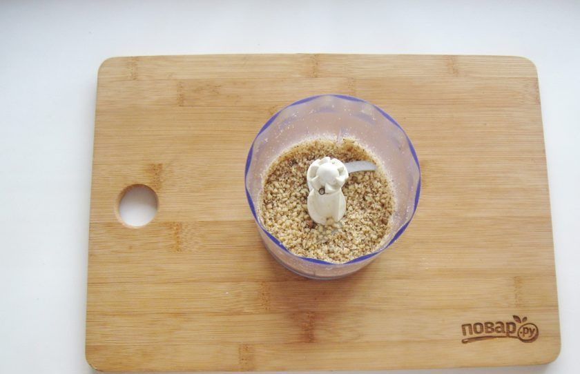 1. Этап. Заварной крем с орехами: Измельчите орехи в блендере.