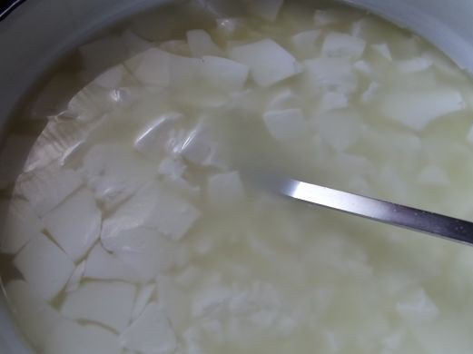 1. Этап. Сыр костромской в домашних условиях: 4. Теперь можно увидеть, как из молока образовался сырный сгусток. Его нужно аккуратно нарезать кубиками и оставить на 5-7 минут.