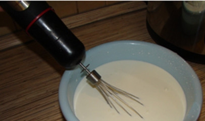 1. Этап. Йогурт в мультиварке: Добавьте в йогурт закваску - натуральный йогурт - и тщательно перемешайте смесь.