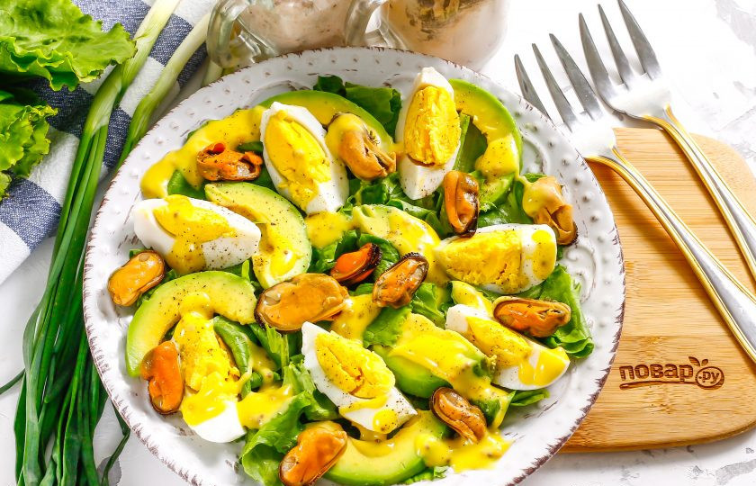 1. Этап. Салат с мидиями и авокадо: Добавьте майонез любой жирности или любой другой белый соус, посолите и поперчите блюдо. По желанию можете присыпать салат измельченным зеленым луком или выложить ломтики нарезанного красного лука. Подайте приготовленное блюдо к столу.